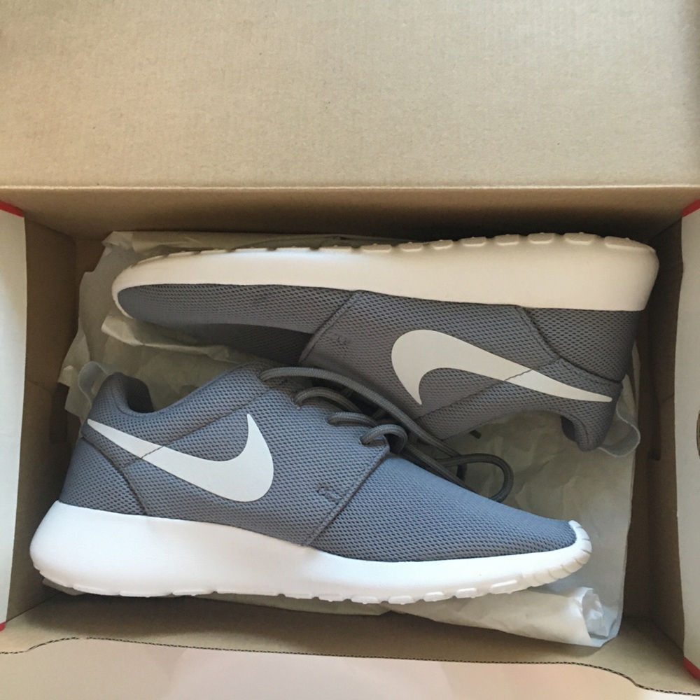 New in box W Roshe One Nike 7.5